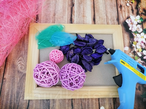 Флористический коллаж с шарами из ротанга 